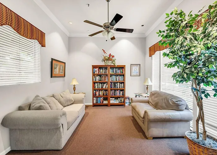 Holiday home Cozy North W Pool & Gym Access