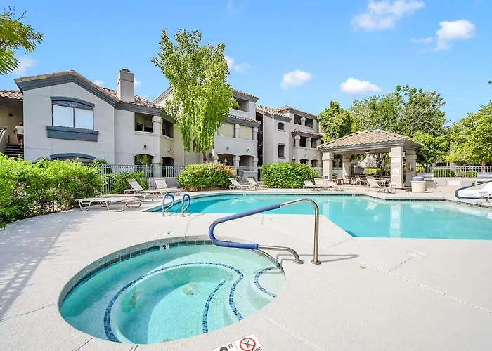 Holiday home Cozy North W Pool & Gym Access Scottsdale