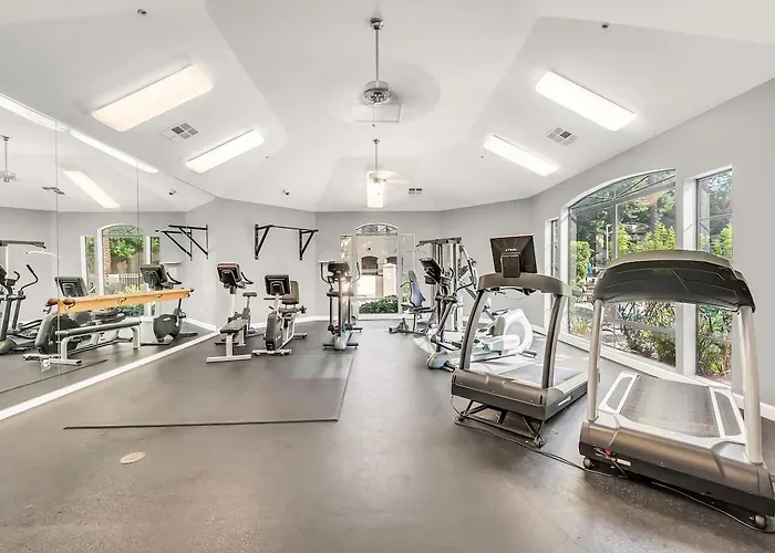 Cozy North W Pool & Gym Access