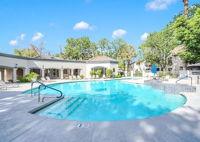 Cozy North W Pool & Gym Access