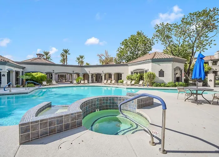 Holiday home Cozy North W Pool & Gym Access *