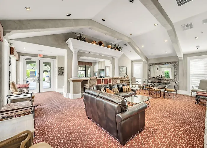 Cozy North W Pool & Gym Access