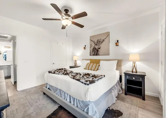 Cozy North W Pool & Gym Access Holiday home *