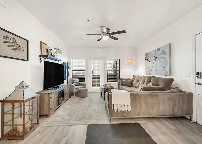 Cozy North W Pool & Gym Access *