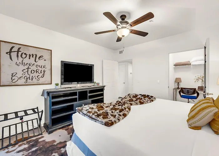 Cozy North W Pool & Gym Access